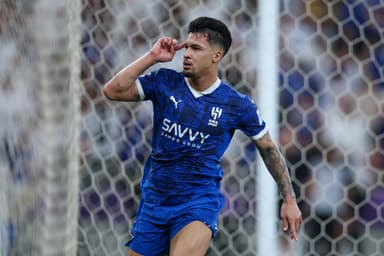 Marcos Leonardo, do Al Hilal, comemora após marcar o segundo gol durante a partida da Elite da Liga dos Campeões da AFC entre Al Hilal e Gwangju, no Estádio King Abdullah Sports City Hall, em 25 de abril de 2025, em Jeddah, Arábia Saudita.