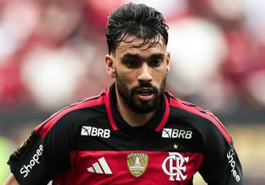 Lucas Paquetá em campo pelo Flamengo na final da Supercopa