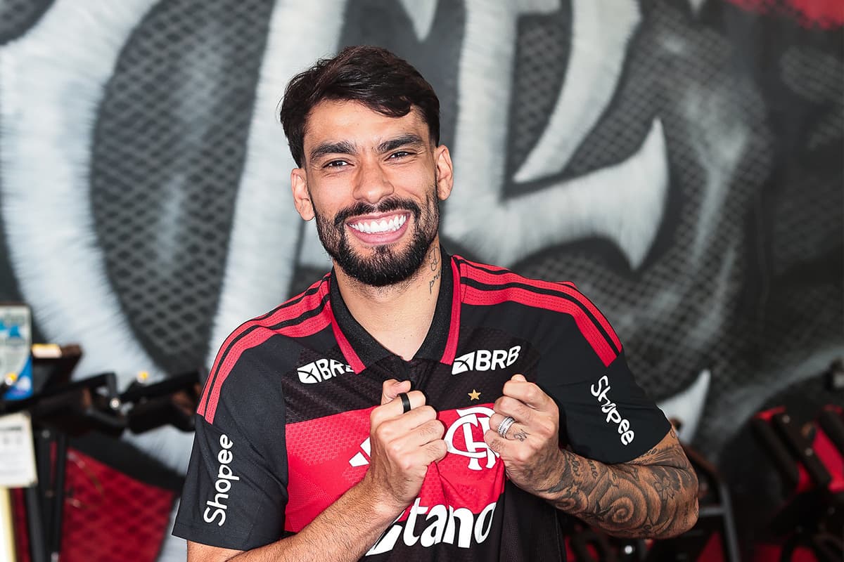 Paquetá sorrindo com a camisa do Flamengo no Ninho do Urubu