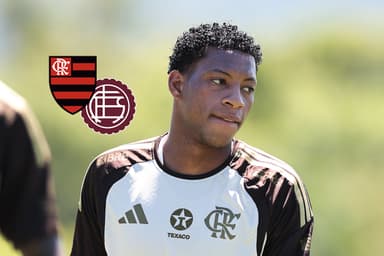Plata durante treino do Flamengo ao lado dos escudos de Flamengo e Lanús