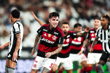 Pulgar comemorando contra o Botafogo.