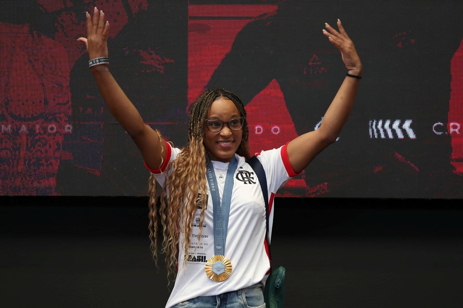 Rebeca Andrade gesticula durante a homenagem do Flamengo aos medalhistas olímpicos de Paris 2024 no Ginásio Hélio Maurício em 14 de agosto de 2024 no Rio de Janeiro, Brasil.