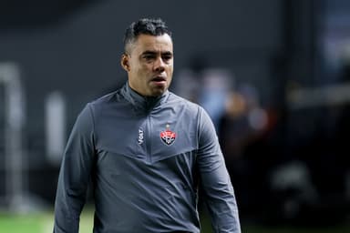 Jair Ventura com expressão de descontentamento em jogo do Vitória