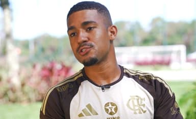 Samuel Lino concede entrevista no Ninho do Urubu