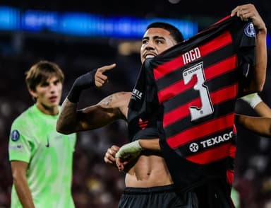 Iago comemora gol pelo Flamengo contra Barcelona