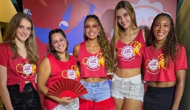 Masa Kirov, Giovana, Camila Mesquita, Helena Wenk e Simone Lee na Sapucaí