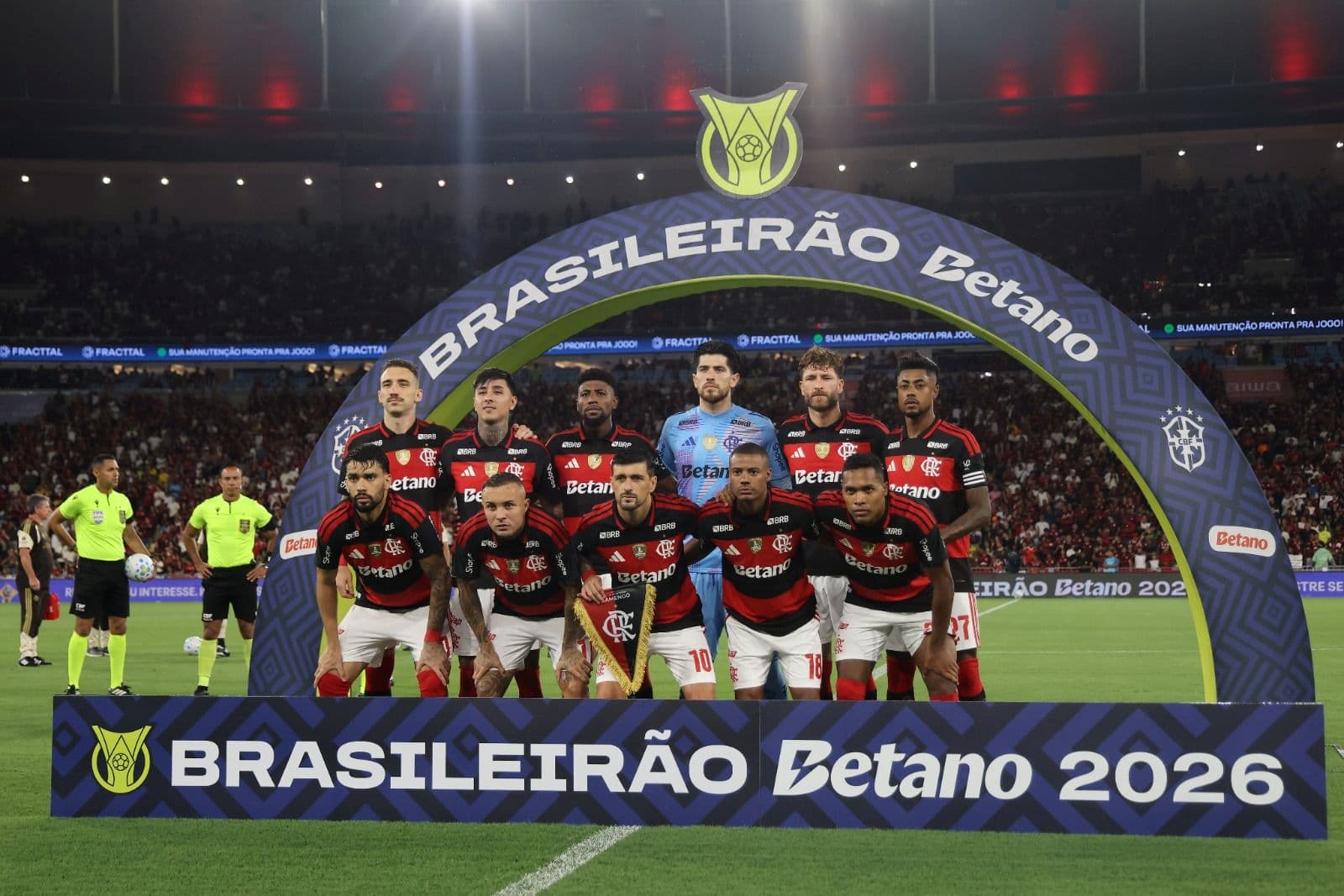 Jogadores do Flamengo posam para a foto oficial antes da partida entre Flamengo e Internacional, válida pelo Brasileirão 2026, no Estádio do Maracanã, em 4 de fevereiro de 2026, no Rio de Janeiro, Brasil.