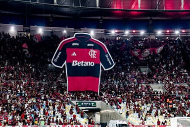 Torcida do Flamengo no Maracanã durante partida contra o Internacional