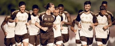Foto de jogadores do Flamengo correndo em treino de preparação física, usando uniforme de treino com patrocínio Betano.