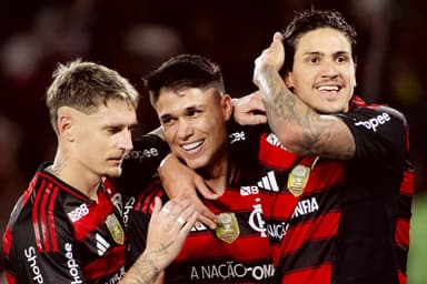Varela, Luiz Araújo e Pedro comemorando gol pelo Flamengo
