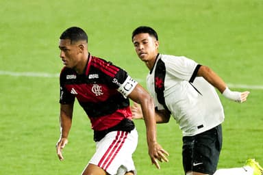 João Victor durante Flamengo x Vasco pelo Sub-20
