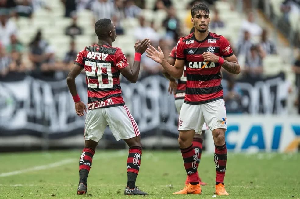 Vini Jr e Paquetá atuando pelo Flamengo em 2018.