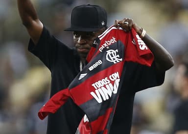 Vini Jr com a camisa do Flamengo no gramado do Maracanã