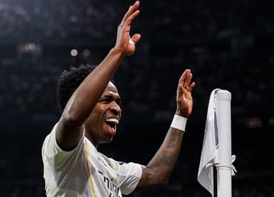 Vini Jr dança na bandeira de escanteio do Santiago Bernabéu durante Real Madrid x Benfica