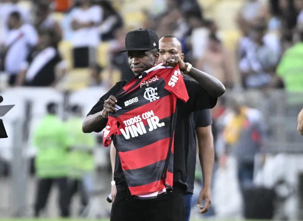 Vini Jr com a camisa do Flamengo