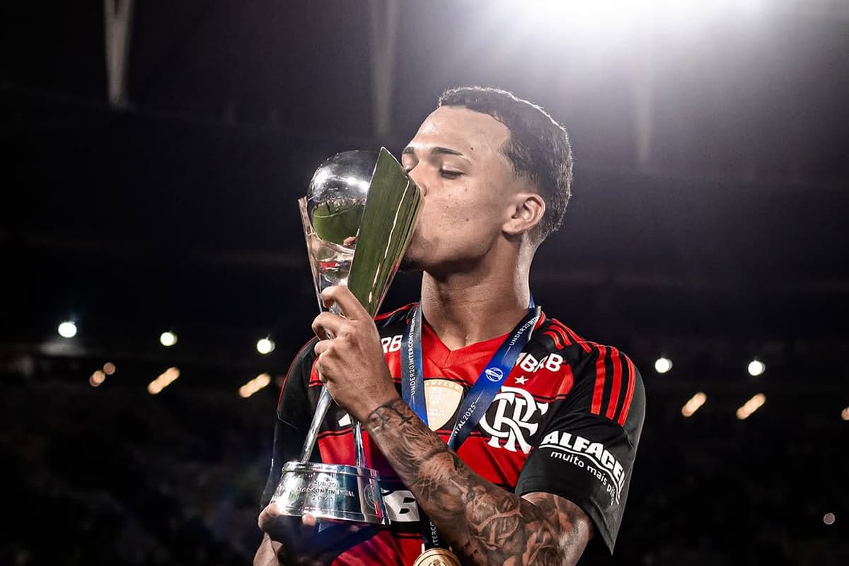 Wanderson com o taça da Copa Intercontinental Sub-20 em 2025