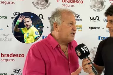 Zico durante entrevista à CazéTV ao lado de foto de Neymar pela Seleção Brasileira