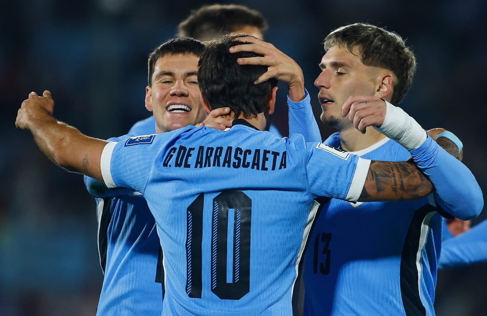 Arrascaeta e Varela se abraçam em comemoração de gol do Uruguai
