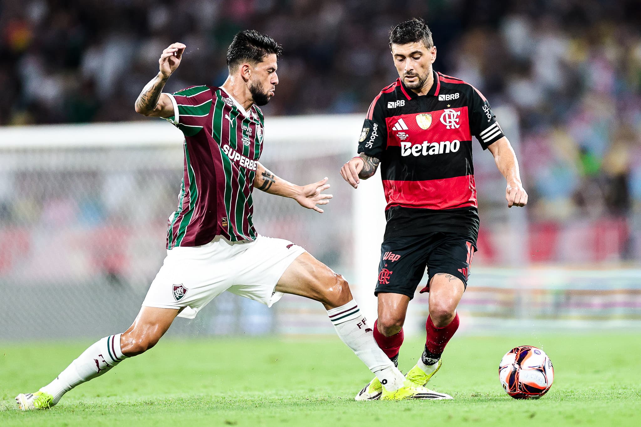 Arrascaeta foge da marcação em Flamengo x Fluminense na final do Carioca 2026