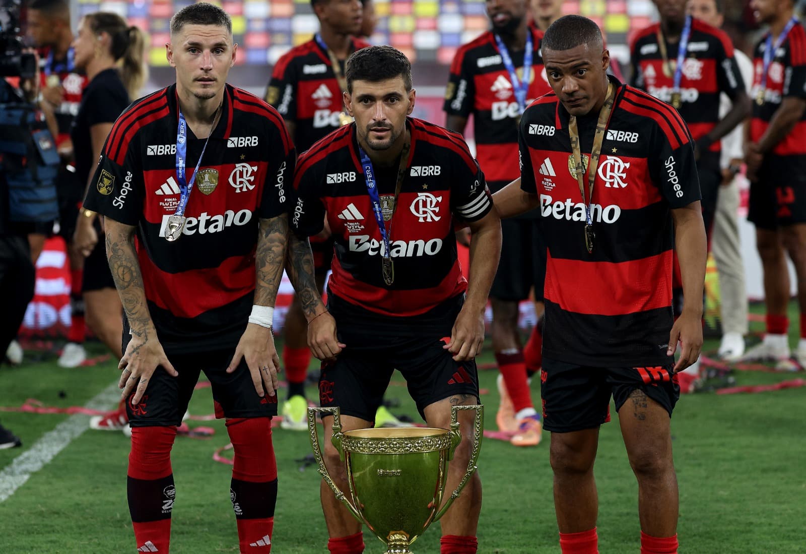 Arrascaeta, Varela e De La Cruz posam com a taça do Carioca