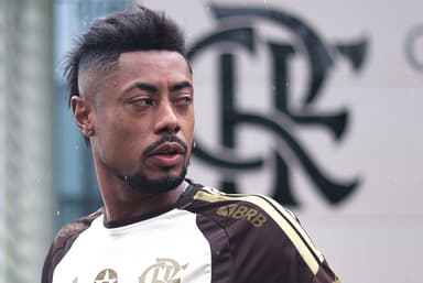Bruno Henrique sério olhando para trás durante treino no Ninho do Urubu
