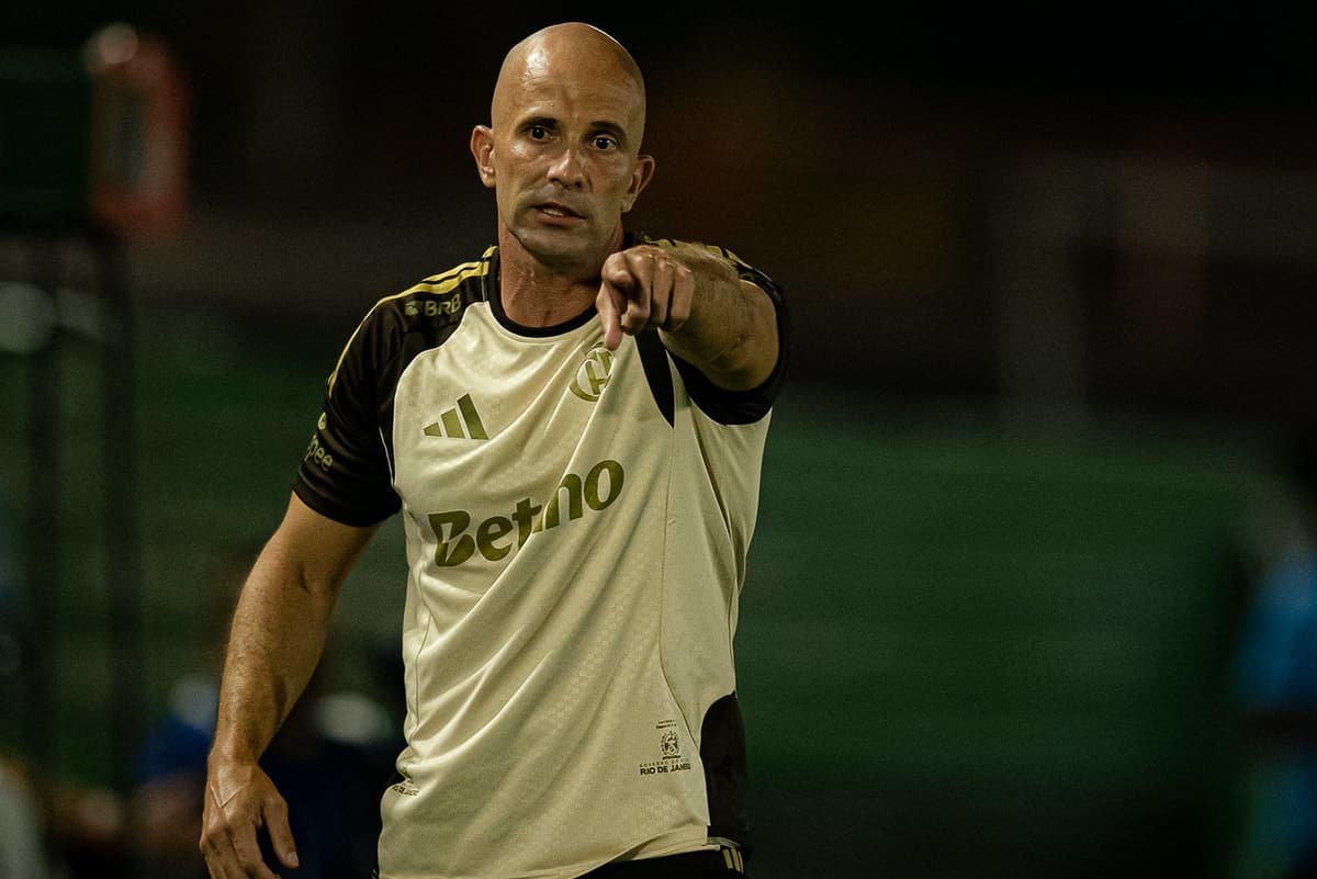 Celso Silva, treinador do Flamengo Feminino, aponta da beira do campo dando instruções contra o Cruzeiro pelo Brasileirão Feminino