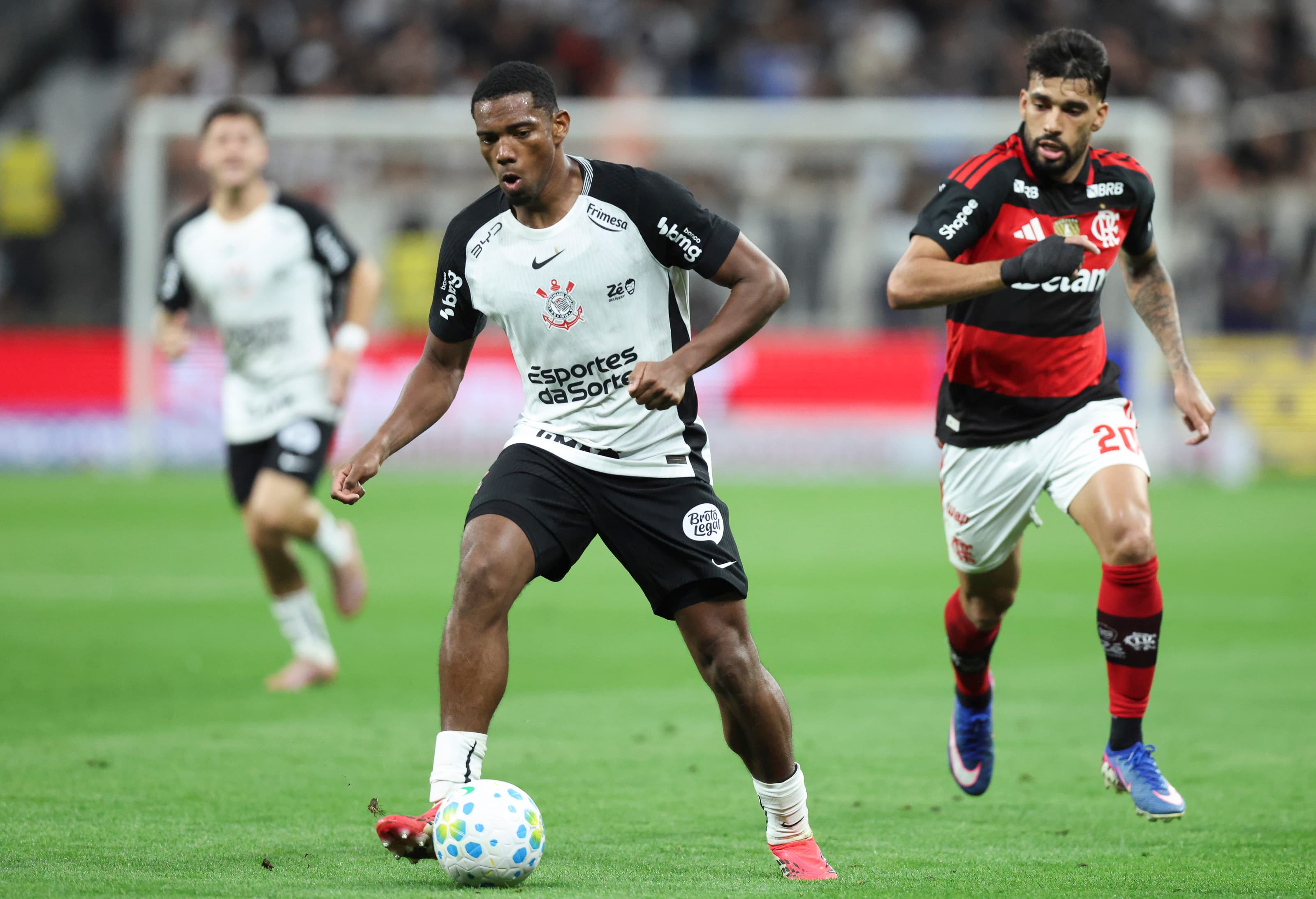 Lucas Paquetá em campo durante Corinthians x Flamengo, em Itaquera
