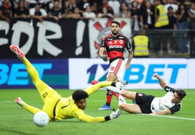 Paquetá observa a bola entrar no gol após finalizar, assim como Hugo Souza e Gabriel Paulista, que tentaram cortar o chute