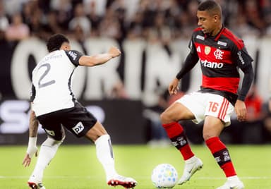 Com a bola dominada, Samuel Lino encara a marcação de Matheuzinho durante Corinthians x Flamengo