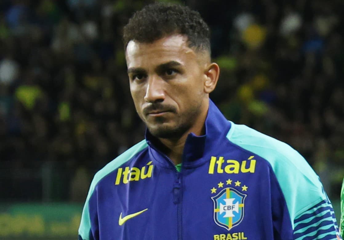 Danilo entra em campo para jogo da Seleção Brasileira