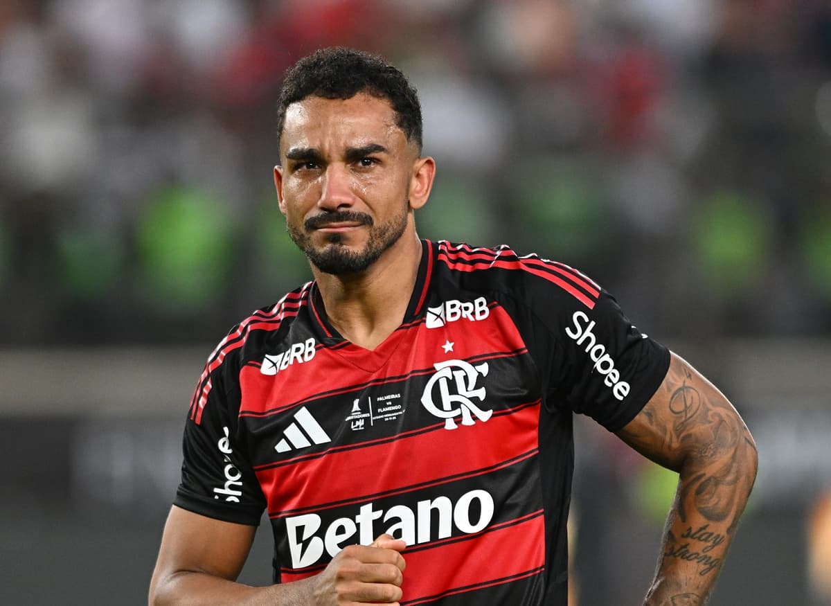 Danilo chora após conquista da Libertadores pelo Flamengo