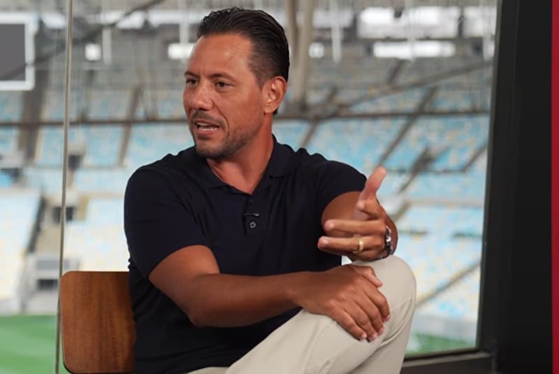 Diego Alves de pernas cruzadas e gesticulando enquanto concede entrevista a Zico no Resenha do Galinho, da Flamengo TV