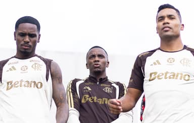 Evertton Araújo, Andrew e Alex Sandro chegam ao campo de treino no Ninho do Urubu