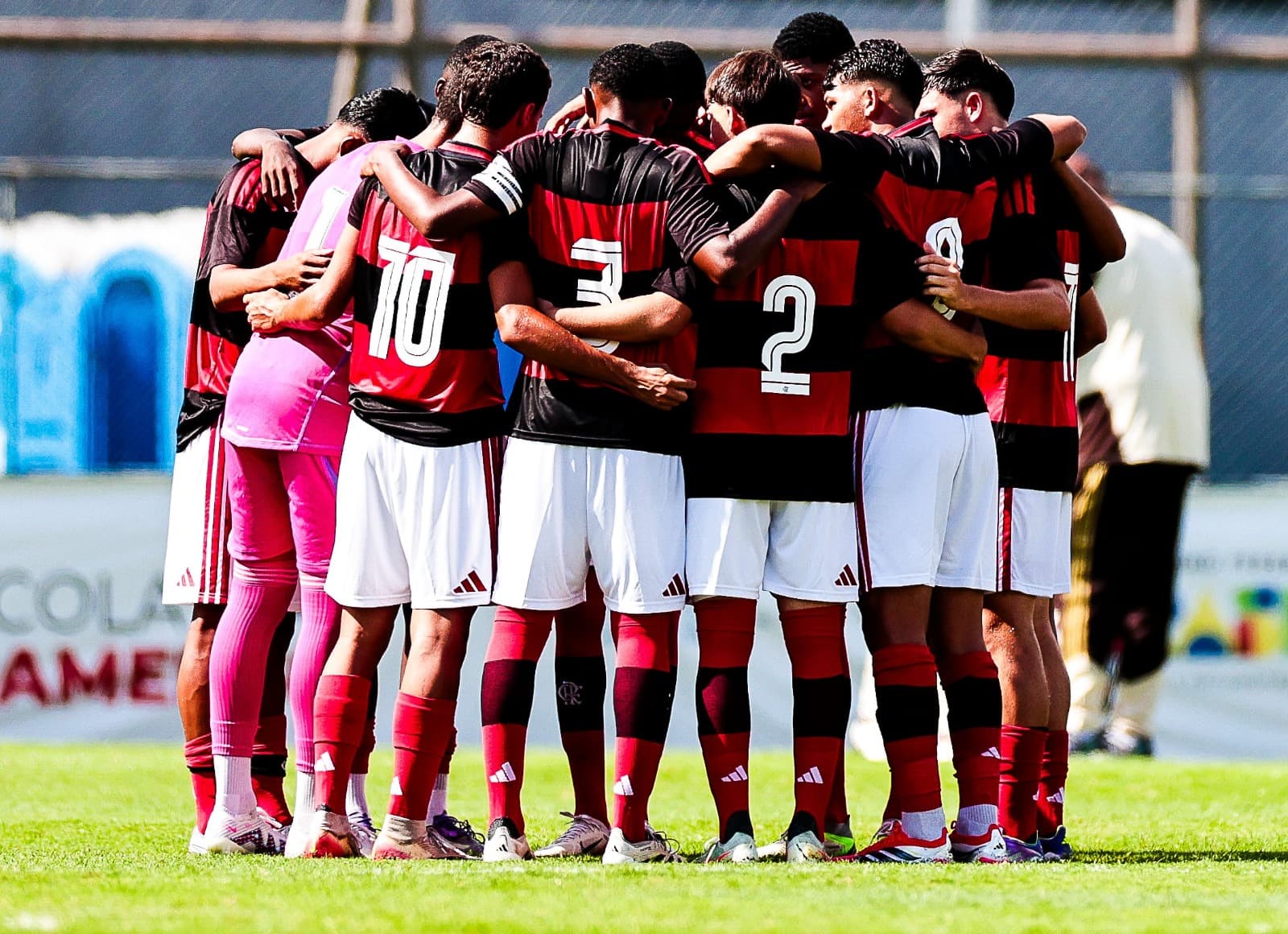 Jogadores do sub-17 do Flamengo reunidos antes de jogo