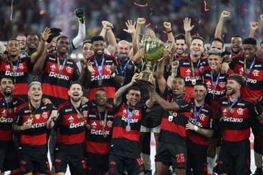 Jogadores do Flamengo levantam o troféu do Carioca