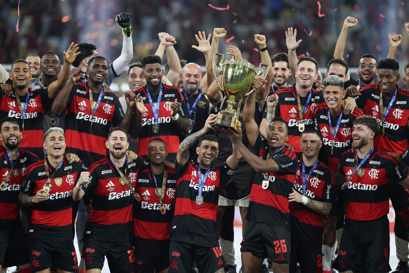 Jogadores do Flamengo levantam o troféu do Carioca