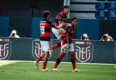 Ryan Roberto, Guilherme e Luiz Felipe comemoram gol do Flamengo contra o Olimpia na Libertadores Sub-20