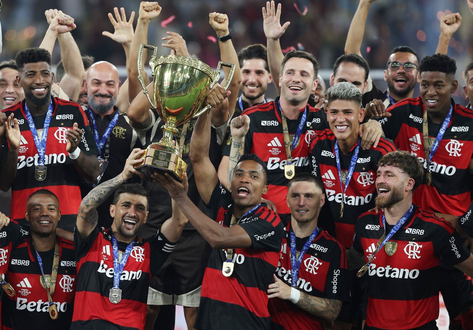 Jogadores do Flamengo levantam o troféu do Carioca