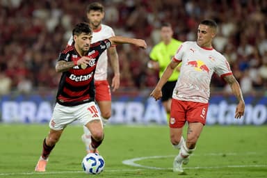 Gabriel Girotto em campo contra o Flamengo, pelo Red Bull Bragantino, em dividida com Arrascaeta