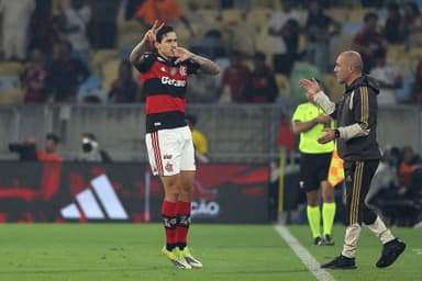 Pedro comemora gol pelo Flamengo com Leonardo Jardim