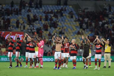 Flamengo aplaude torcida no Maracanã