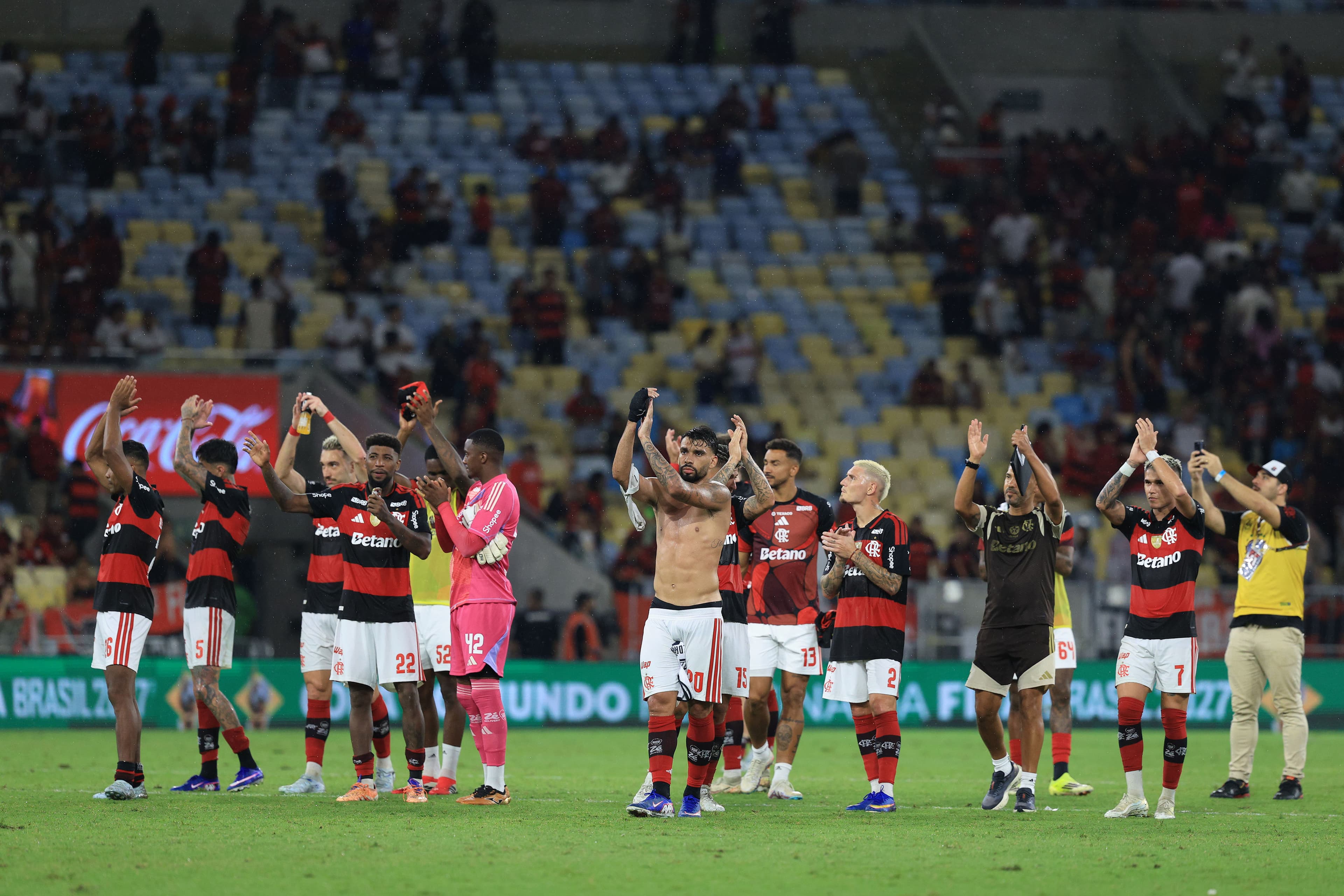 Flamengo aplaude torcida no Maracanã