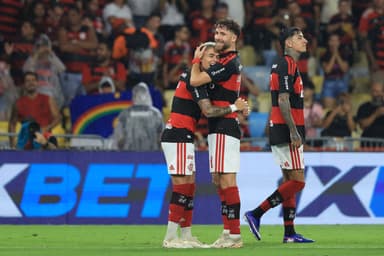 Luiz Araújo comemora gol pelo Flamengo abraçando Léo Pereira