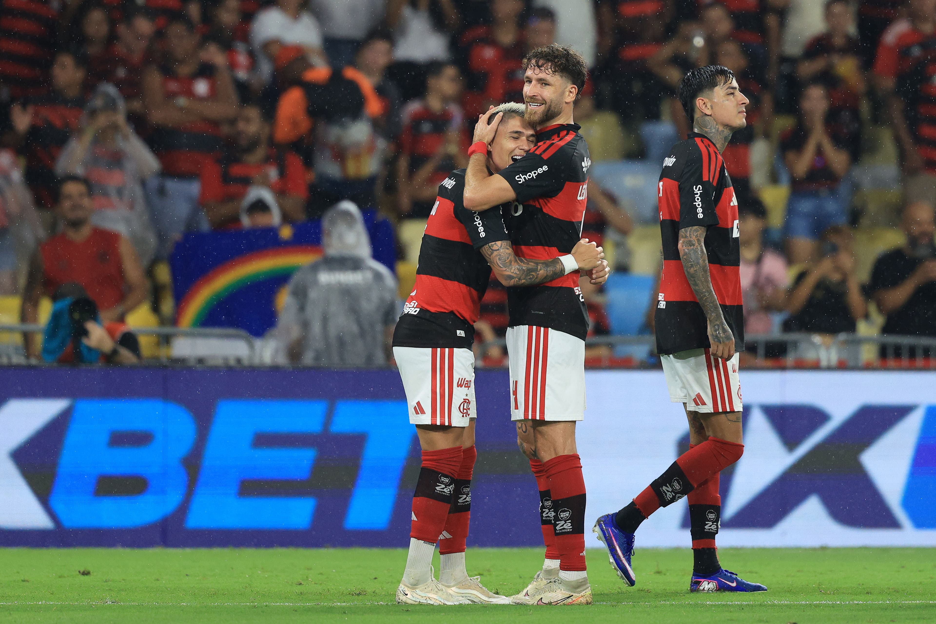 Luiz Araújo comemora gol pelo Flamengo abraçando Léo Pereira