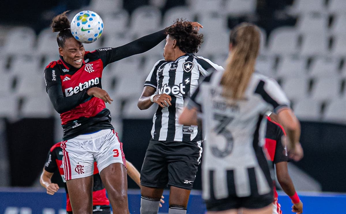 Núbia disputa bola no alto em Botafogo 1x1 Flamengo pelo Brasileirão Feminino