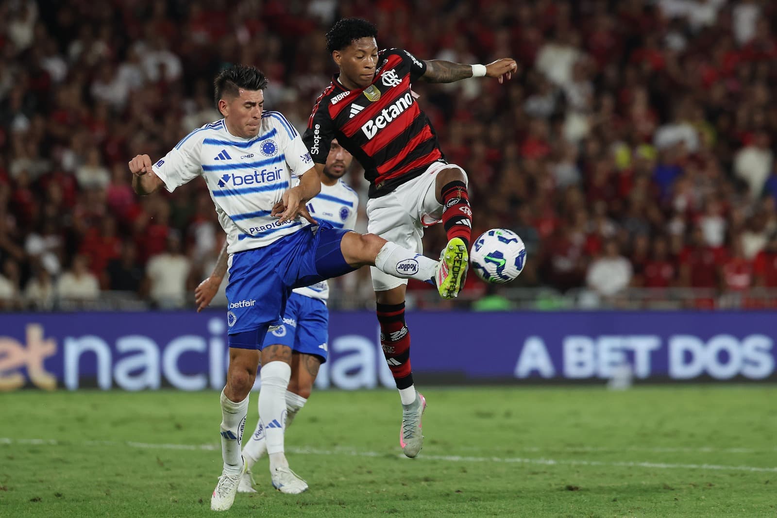 Plata e Villalba disputam bola durante Flamengo x Cruzeiro
