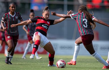 Brendha divide a bola com jogadoras do Fluminense durante clássico pelo Brasileirão Feminino Sub-20