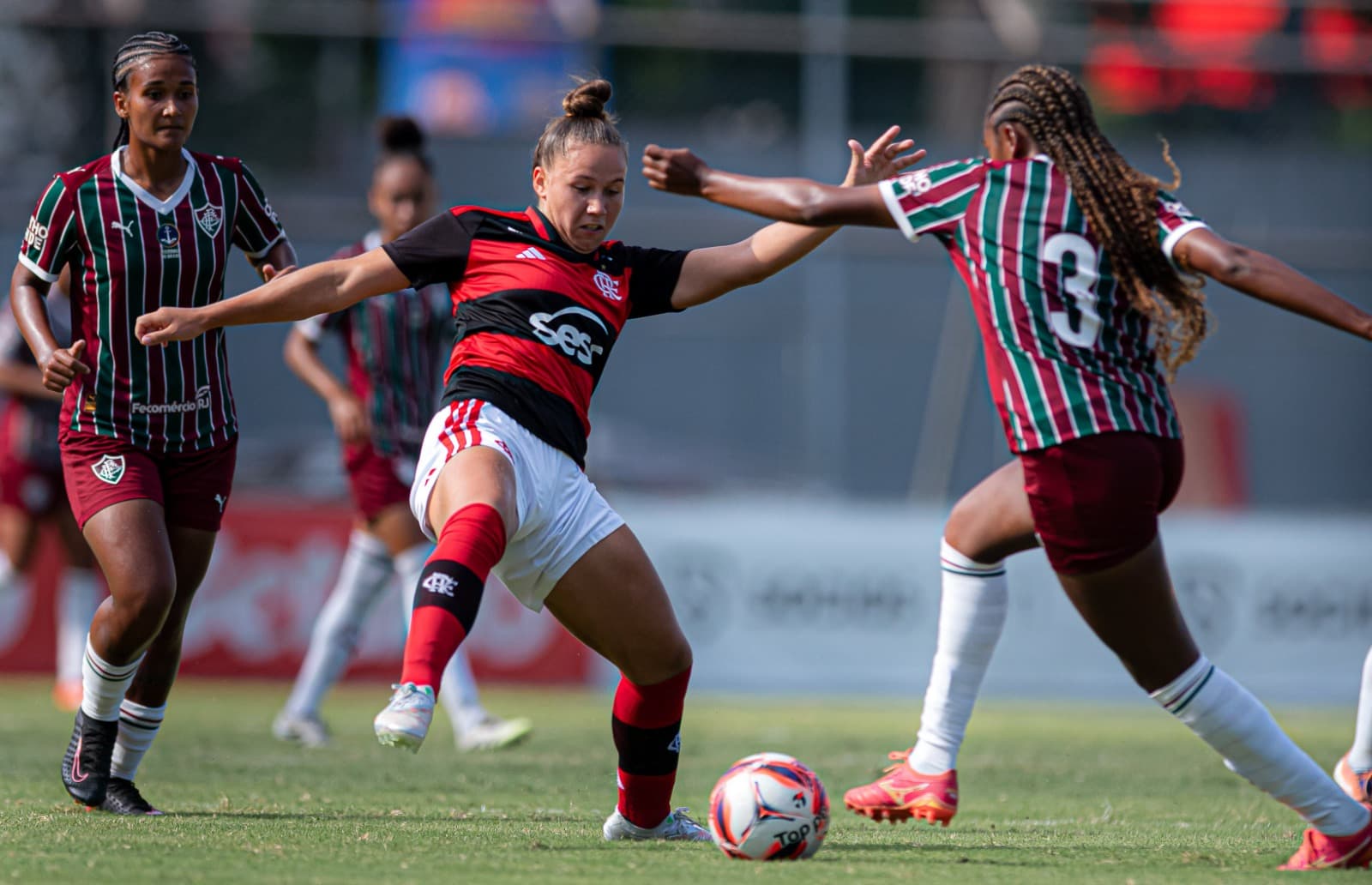 Brendha divide a bola com jogadoras do Fluminense durante clássico pelo Brasileirão Feminino Sub-20