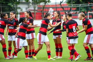 Jogadoras do Flamengo feminino sub-20 se cumprimentam antes de partida na Gávea