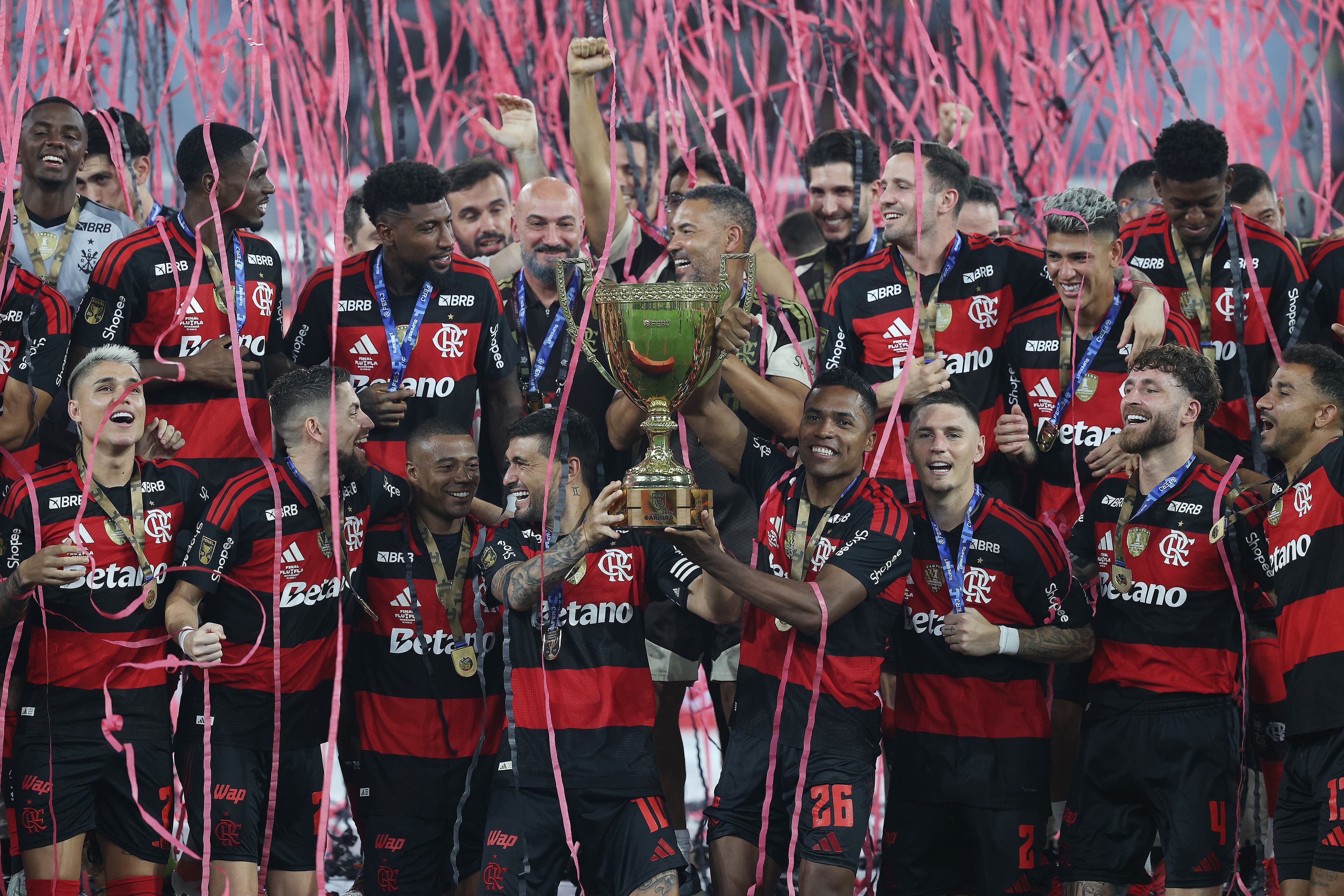 Flamengo ergue taça do Cariocao